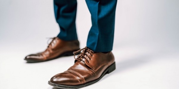 Cómo combinar traje azul con zapato marrón