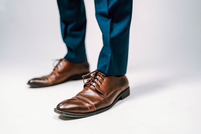 Cómo combinar traje azul con zapato marrón